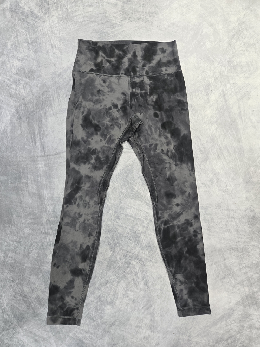 Lululemon Align leggings feature a Diamond Dye Pitch Grey Graphite Grey pattern